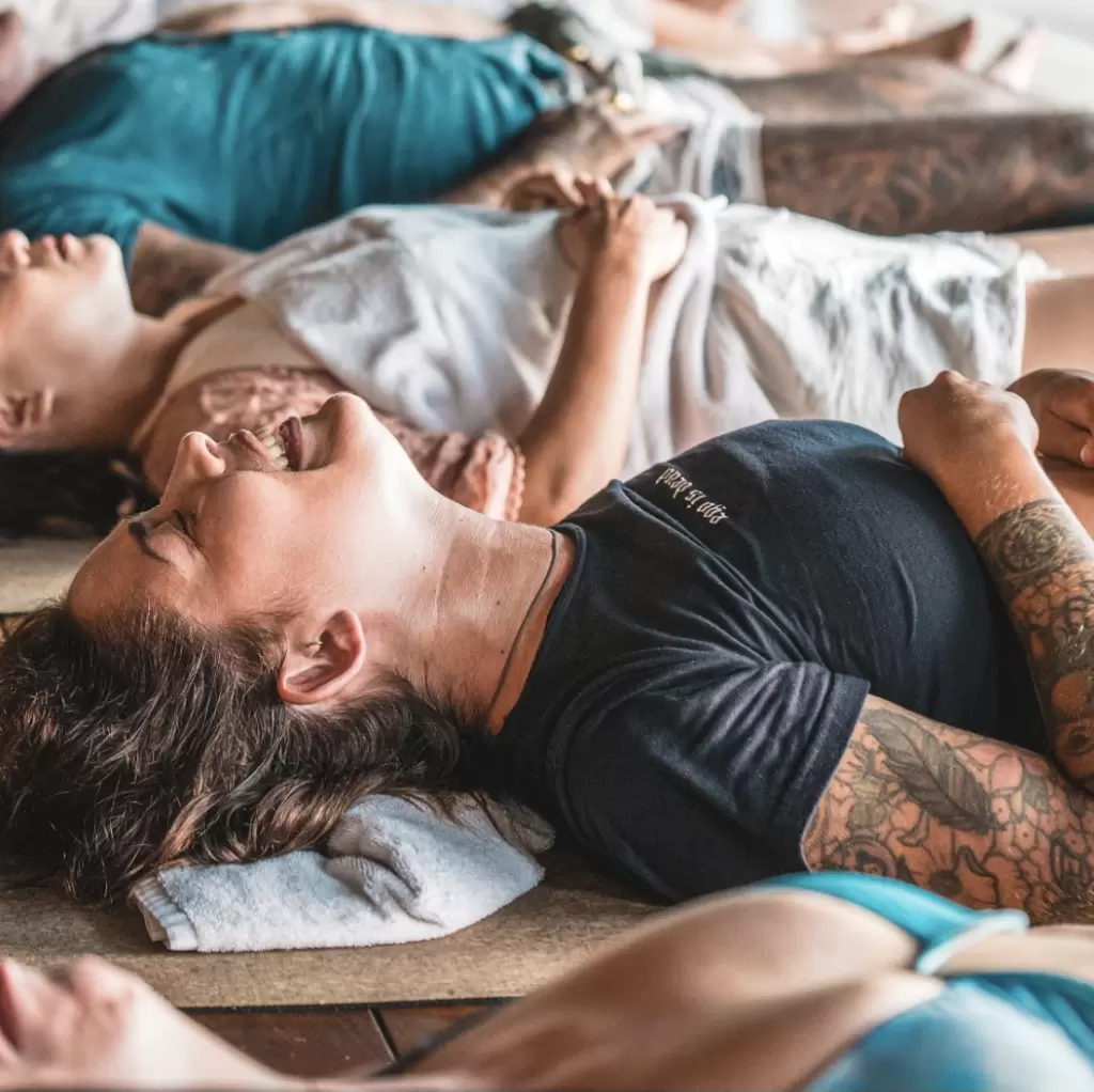Formations - Maison Akasha Yoga Formation breathwork : séance de respiration allongée sur tapis