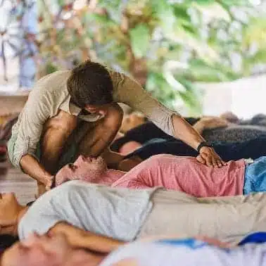 breathwork Séance de breathwork accompagnée, participants allongés