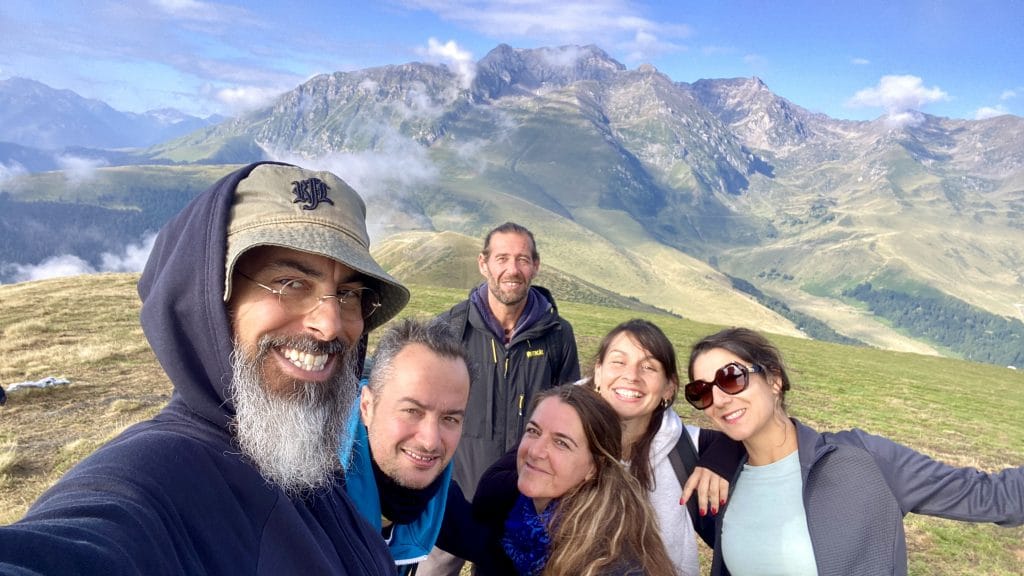 Stages - Maison Akasha Yoga Gregory et des stagiaires souriants en randonnée dans les Pyrénées