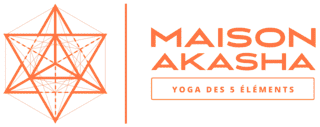 Logo Maison Akasha en lettres orange avec la mention Yoga des 5 Éléments, accompagné de son emblème géométrique en étoile.