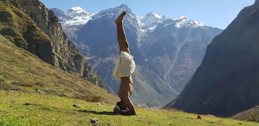 Stages - Maison Akasha Yoga Posture sur la tête face aux montagnes des Pyrénées